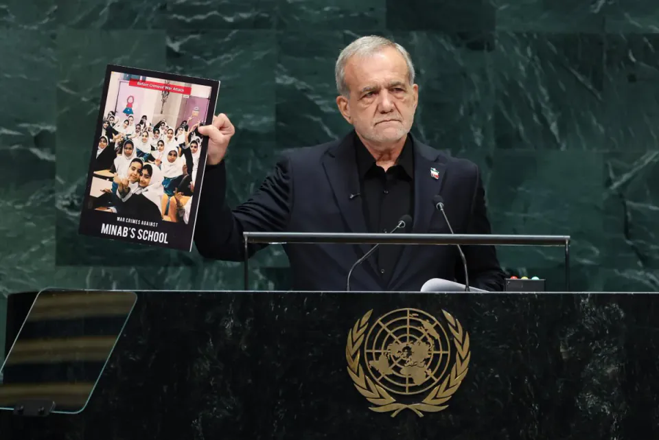 ABD heyetinden BM'de tepki: Pezeshkian'ın gösterdiği fotoğraflarla koltuklarını boşalttı görseli