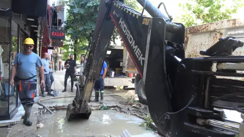 Yalova İstanbul Caddesi'nde Ana Boru Patladı: 4 İş Yeri Su Altında Kaldı
