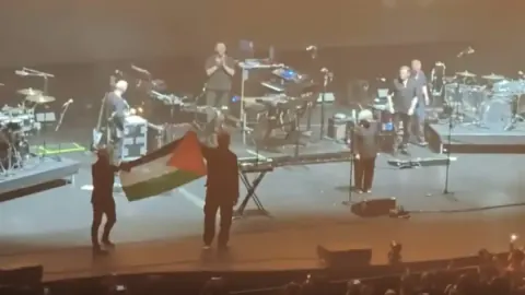 Massive Attack Konserinde Filistin Bayrağı Açmasıyla Soruşturma Altında