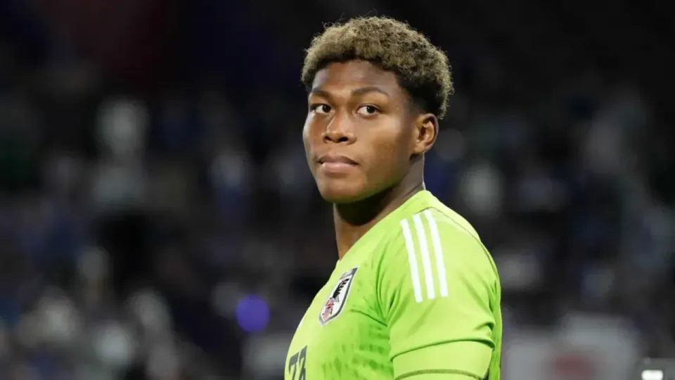 Zion Suzuki: PSG'in İstemediği Kaleci Aston Villa'da Emery'nin Numarası Oldu görseli
