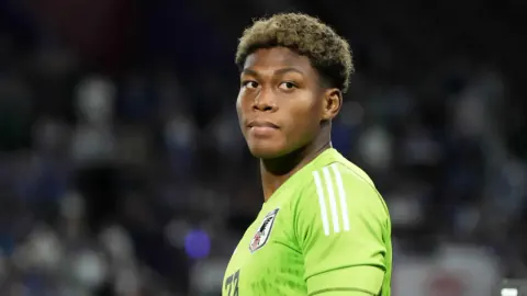 Zion Suzuki: PSG'in İstemediği Kaleci Aston Villa'da Emery'nin Numarası Oldu