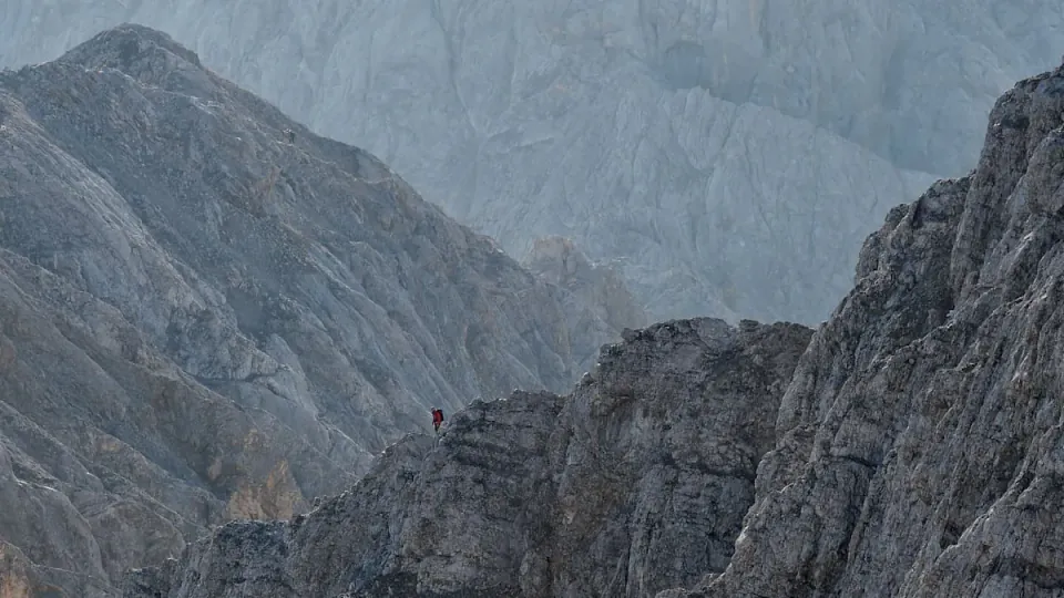 Almanya'da Zugspitze Dağlarında Trajik Kazı: 68 Yaşındaki Dağcı Hayatını Kaybetti görseli