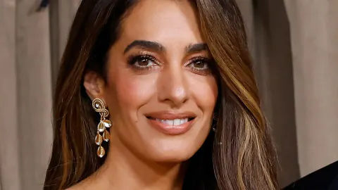 Amal Clooney Venedik'te yılan desenli etekle dikkat çekti: Stil diplomasinin yeni sayfası