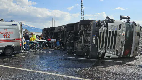Ağrı'da feci kaza: Tır motosikletin üzerine devrildi, 2 can kaybı