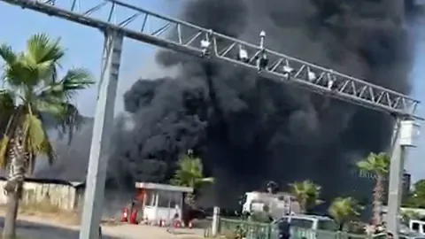 Yüreğir'de Otomobil Plazası Yangın Paniği: İtfaiye Müdahale Ediyor