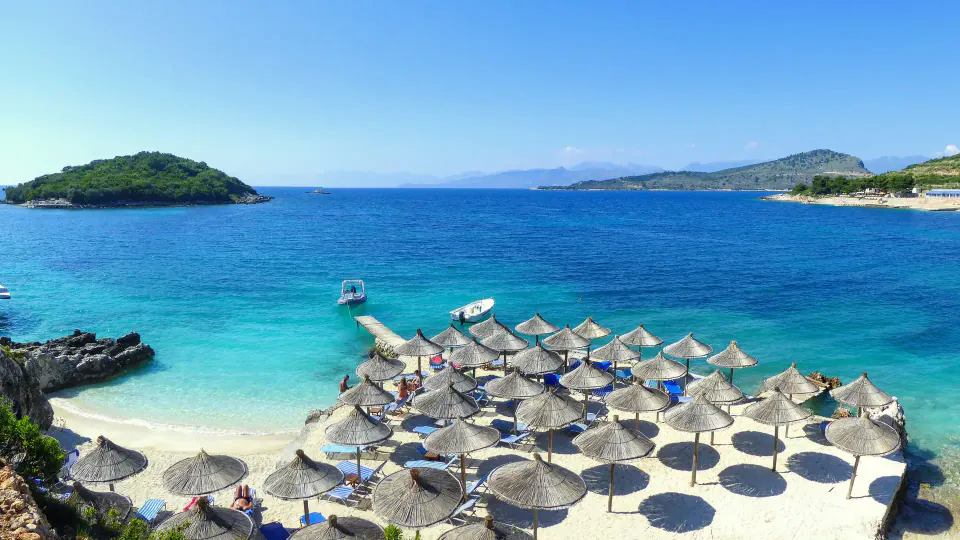 Ünlülerin Gizli Cenneti: 'Avrupa'nın Maldivleri' Ksamil'de Bütçe Dostu Tatil Rehberi görseli