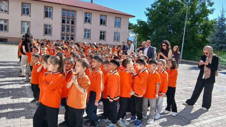 Posof'ta İlköğretim Haftası davul zurnayla açıldı: 49 köy öğrencisi merkeze geldi görseli