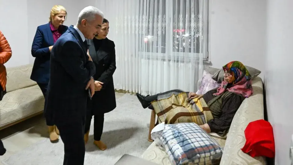 Vali Uğur Turan, 100 Yaşında Hashanım Polat'ı Ziyaret Etti: "Çınarlarımızın Gölgesi Genişlesin" görseli