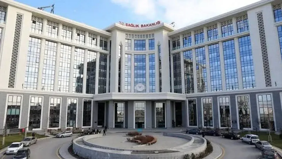 Resmi Gazete'de yayımlanan kararla 2027'de 31 bin 54 sözleşmeli sağlık personeli hangi birimlere girecek belli oldu görseli