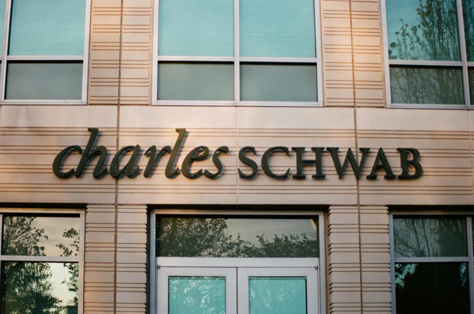 Charles Schwab'dan Tahmin Pazarlarına Giriş: S&P 500 Odaklı Yeni Hamle görseli