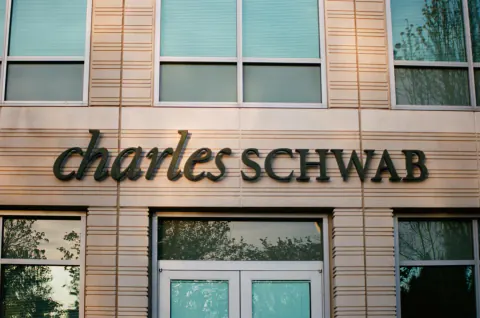 Charles Schwab'dan Tahmin Pazarlarına Giriş: S&P 500 Odaklı Yeni Hamle