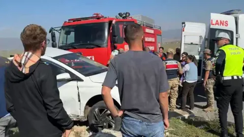 Ardahan-Göle Yolu'nda Çarpışma: 3 Yaralı, Biri Sıkıştı
