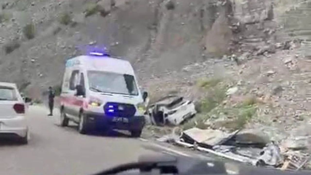 Erzurum'da Dehşet Anları: Freni Patlayan Tırdan Atlayan Sürücü Can Verdi Erzurum'da Dehşet Anları: Freni Patlayan Tırdan Atlayan Sürücü Can Verdi