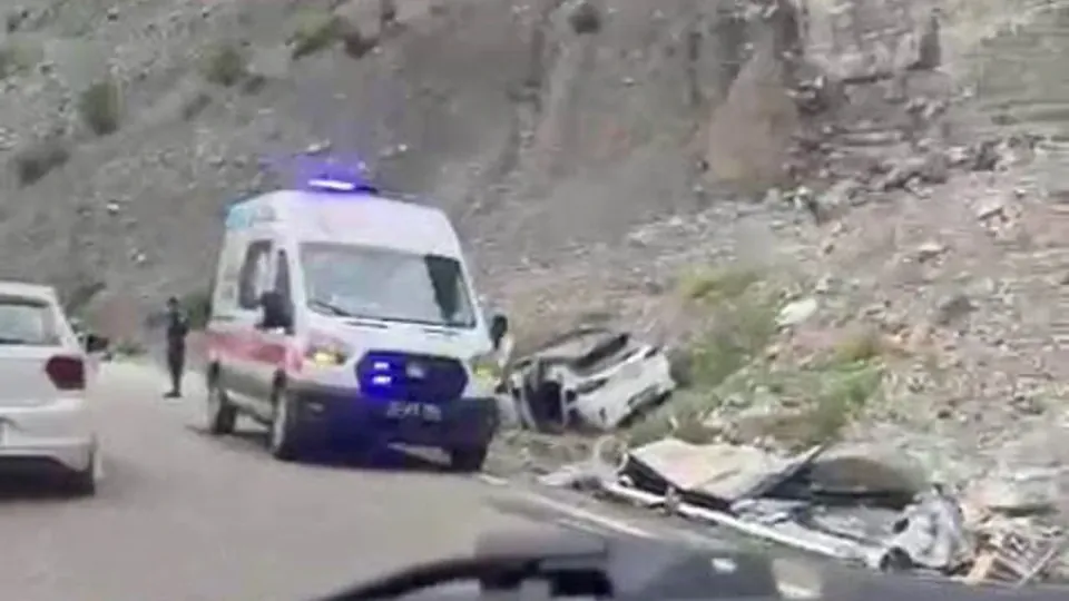 Erzurum'da Dehşet Anları: Freni Patlayan Tırdan Atlayan Sürücü Can Verdi görseli
