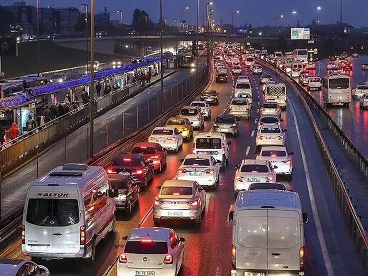 Zorunlu Trafik Sigortasına Zam: İstanbul'da Tavan Fiyat 56 Bin TL'yi Aştı Zorunlu Trafik Sigortasına Zam: İstanbul'da Tavan Fiyat 56 Bin TL'yi Aştı