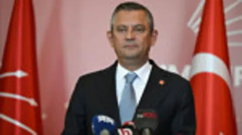 Özgür Özel'den Ankara'daki Öğretmen Eylemine Destek: Mülakatlara Tepki