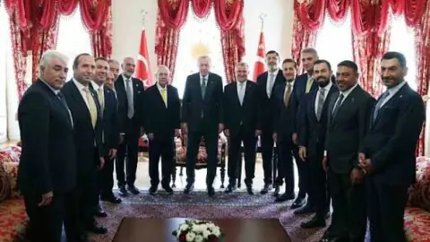 Cumhurbaşkanı Erdoğan: "Süper Lig dostluk içinde sürecek, Avrupa'da göğsümüzü kabartacağız" Cumhurbaşkanı Erdoğan: "Süper Lig dostluk içinde sürecek, Avrupa'da göğsümüzü kabartacağız"