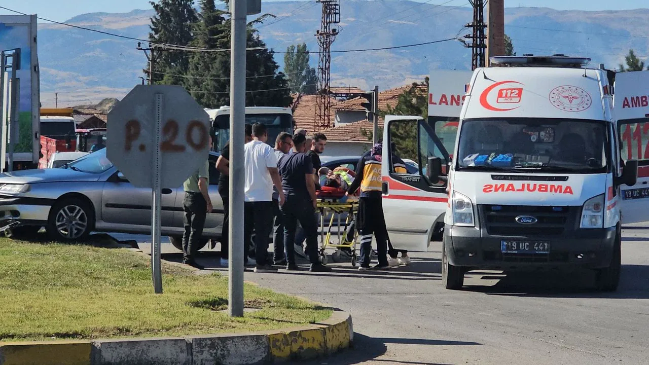 Çorum'da iki araç çarpıştı: Sürücü yaralandı, Ankara yolu geçici kapandı Çorum'da iki araç çarpıştı: Sürücü yaralandı, Ankara yolu geçici kapandı