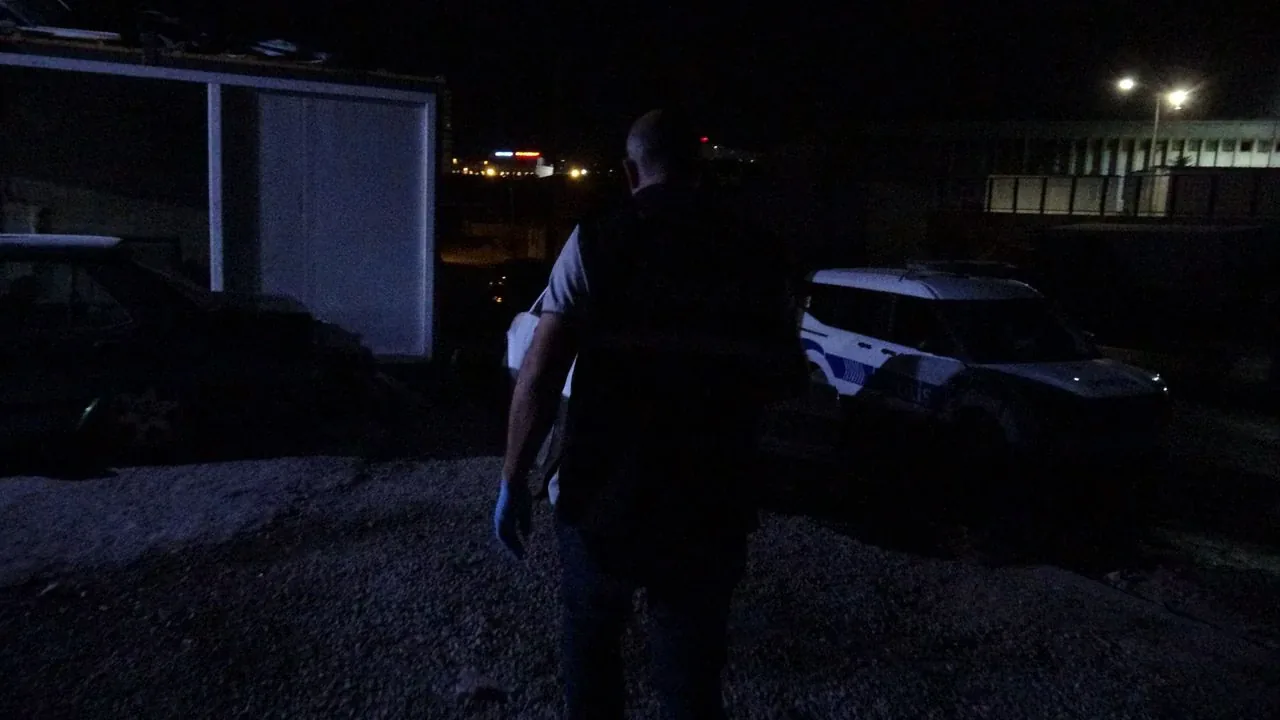 Malatya'da iş yerinde silahlı karga: 1 yaralı, şüpheli el konuldu Malatya'da iş yerinde silahlı karga: 1 yaralı, şüpheli el konuldu