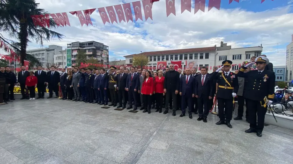 Bursa'da 103. Yıl Cumhuriyet Bayramı Kutlamaları Çelenk Töreniyle Başladı görseli