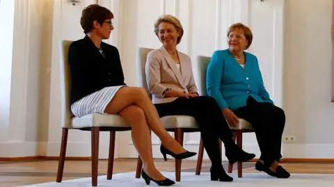 Annegret Kramp-Karrenbauer: Merkel'in Mirası ve Alman Siyaseti