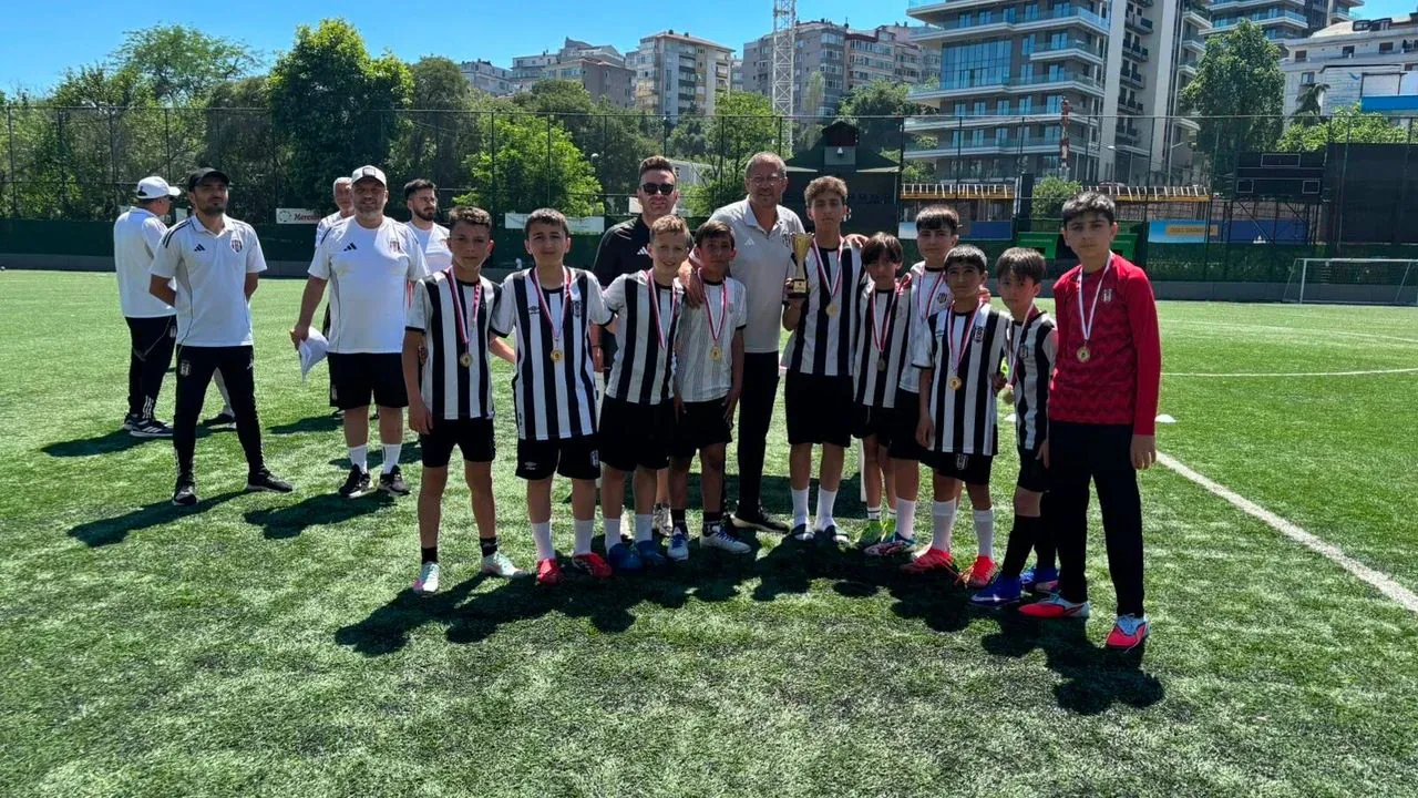 Tatvan Beşiktaş Futbol Okulu'ndan Dev Başarı: Türkiye İkinciliği Geldi