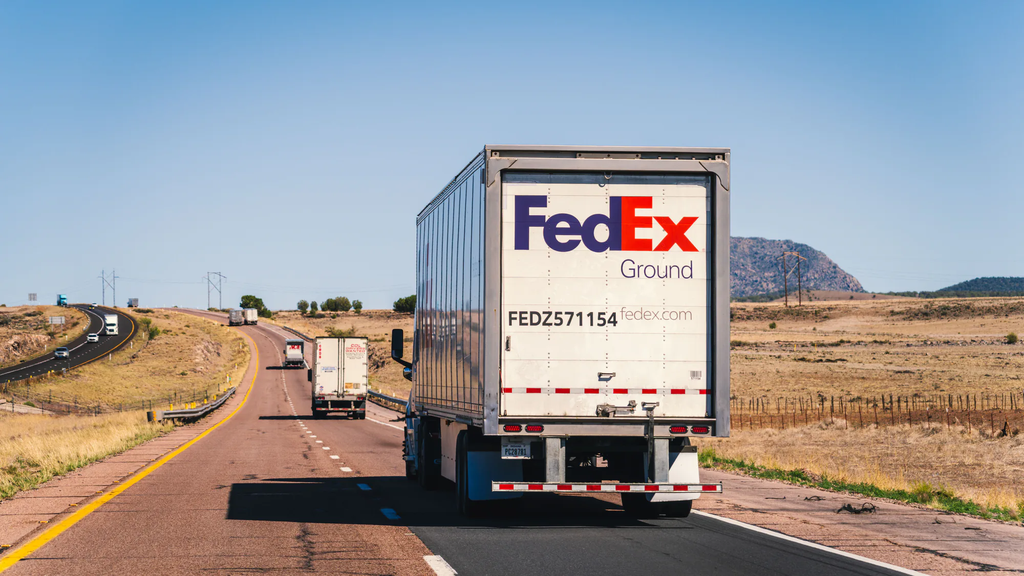 Georgia'da FedEx Kuryesi Havuza Düştü: Ekran Kaynaklı Dikkat Dağınıklığı Georgia'da FedEx Kuryesi Havuza Düştü: Ekran Kaynaklı Dikkat Dağınıklığı