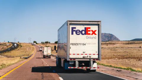 Georgia'da FedEx Kuryesi Havuza Düştü: Ekran Kaynaklı Dikkat Dağınıklığı Georgia'da FedEx Kuryesi Havuza Düştü: Ekran Kaynaklı Dikkat Dağınıklığı