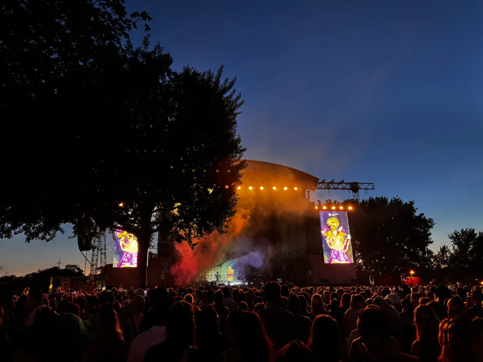 Köln'ün Yaz Kalbi Fühlinger See: Dev Konserlerin ve Festivallerin Adresi görseli