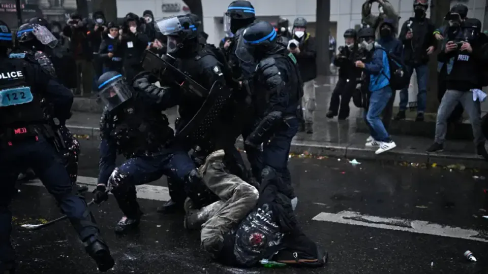 Fransa'da protestolarda tansiyon zirvede: 1.200'in üzerinde gözaltı, polis şiddeti tartışması görseli