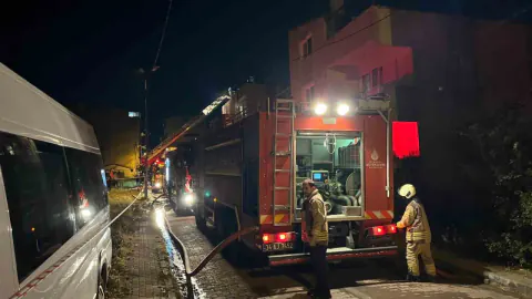 Avcılar'da Korkutan Yangın: Üç Katlı Binanın Çatısı Alev Aldı