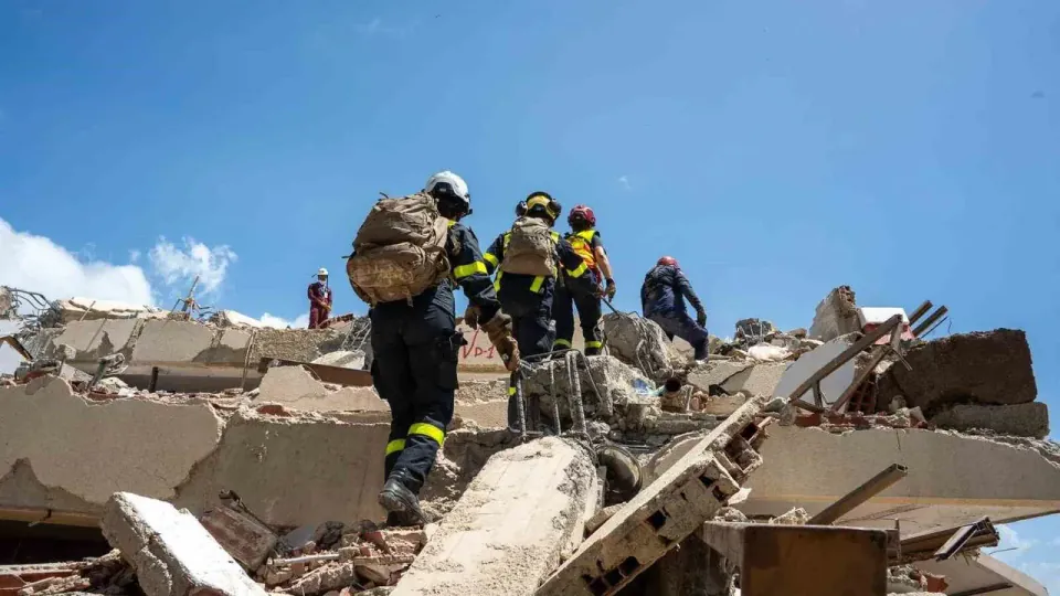 Venezuela'da deprem felaketi: Can kaybı 1.943'e yükseldi görseli