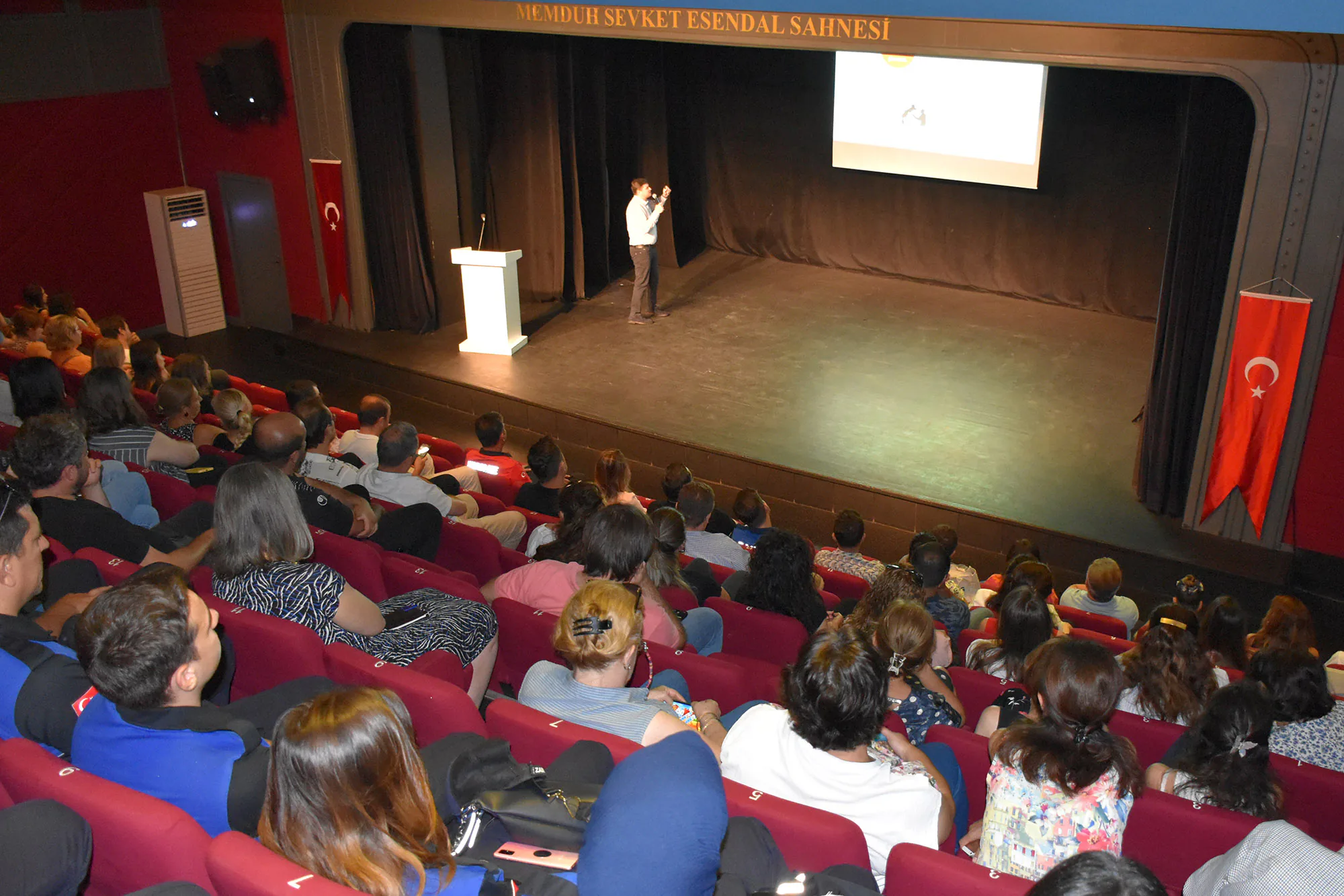 Siyasetçilerin 'İlk Gün Raporu' Tartışması: Kamu Vicdanı ve Etik Sınavı Siyasetçilerin 'İlk Gün Raporu' Tartışması: Kamu Vicdanı ve Etik Sınavı