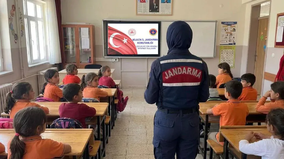 Bilecik'te Jandarmadan Öğrencilere Güvenli İnternet Uyarısı: "Dijital Ayak İzinizi Koruyun" görseli