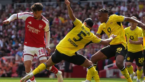Emirates Cup Finalinde Heyecan Dolu Sonuç: Borussia Dortmund Arsenal'ı Mağlup Etti
