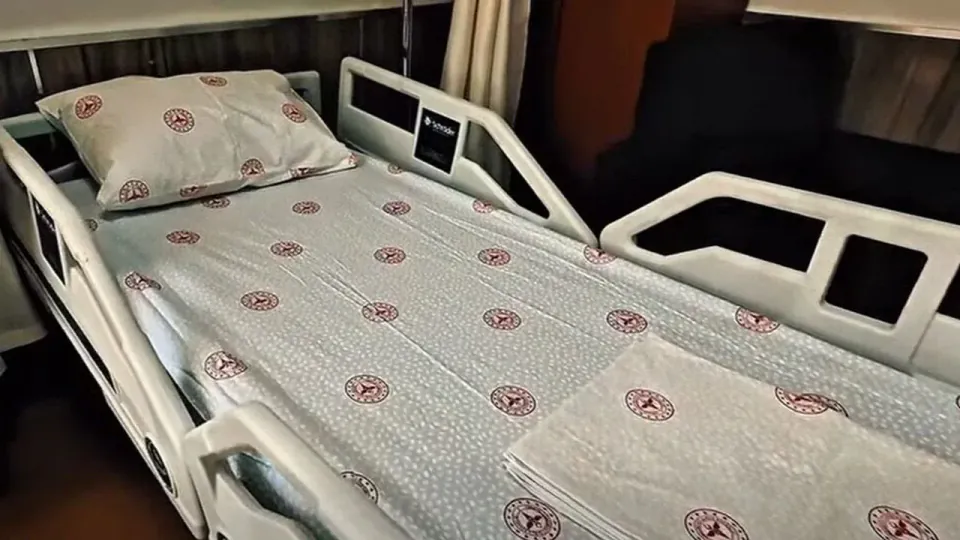 Eren Ailesi'nden Bitlis Devlet Hastanesi'ne 30 elektrikli yatak ve 20 sedye bağışı görseli