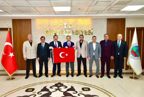 Siirt Valisi Kızılkaya, Kadim Aşiretler Federasyonu'nu kabul etti: Tiftik bayrak hediyesi ile birlik mesajı