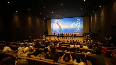 33. Altın Koza'da En İyi Film 'Bir Arada Yalnız', Ergüçlü ve Al ödüllendi