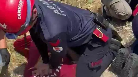 Yüreğir'de feci kaza: Sulama kanalına devrilen araçta anne ve oğlu hayatını kaybetti