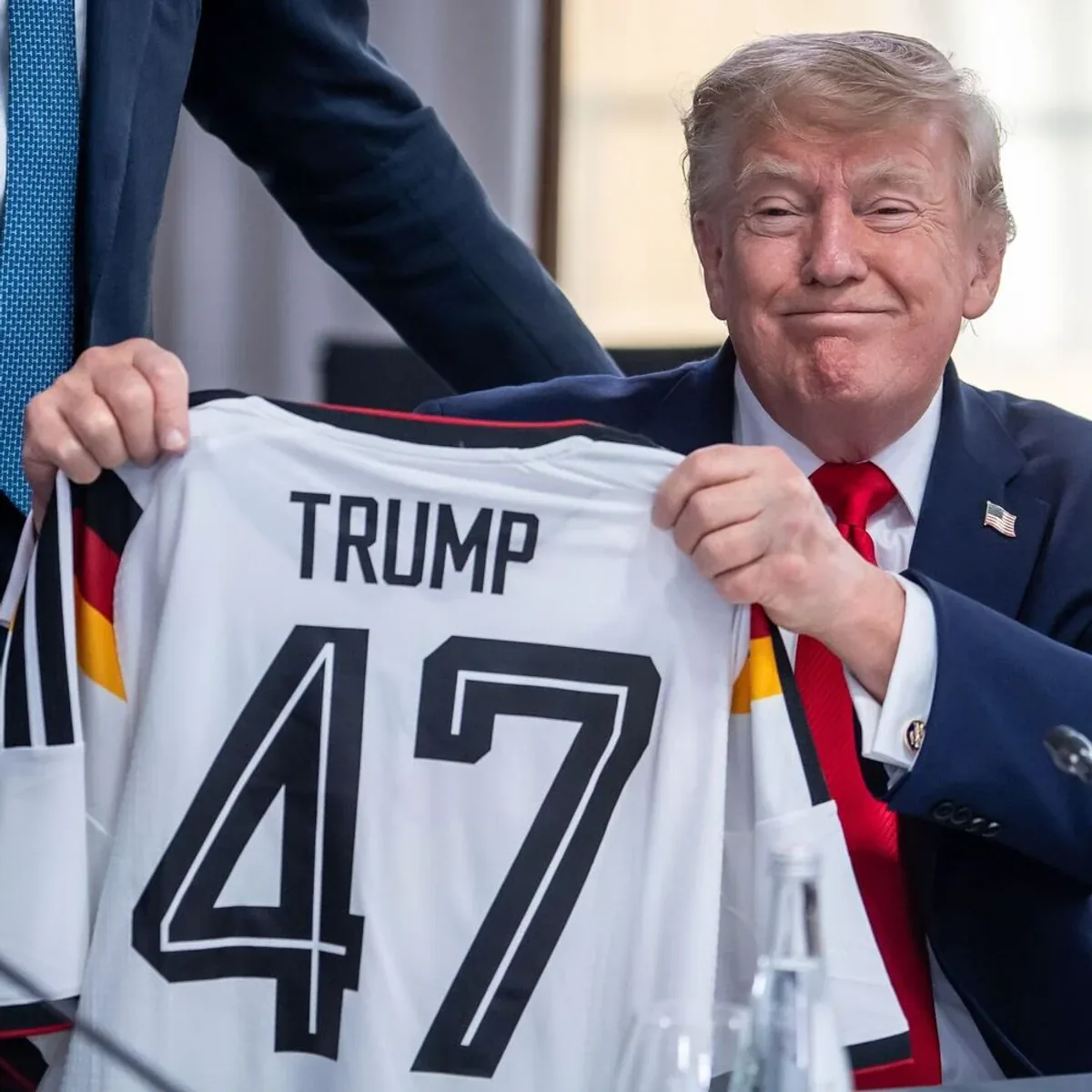 Friedrich Merz'den Donald Trump'a Sürpriz Hediye: 47 Numaralı Milli Forma Friedrich Merz'den Donald Trump'a Sürpriz Hediye: 47 Numaralı Milli Forma