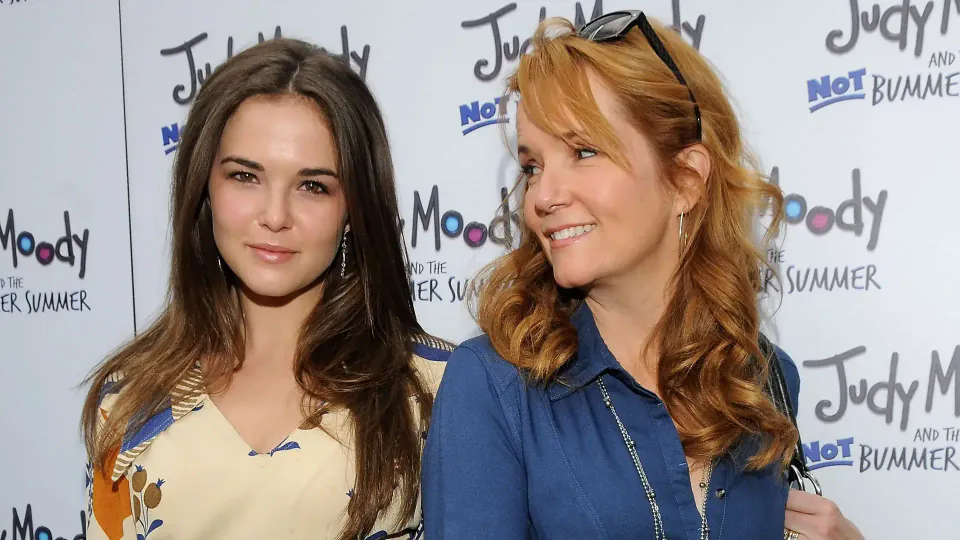 Geleceğe Dönüş Yıldızı Lea Thompson Kızının Yeni Filmi İçin Kırmızı Halıda görseli