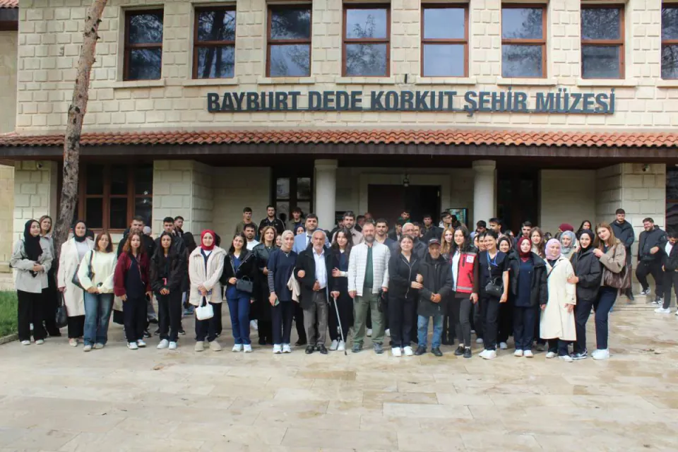 Bayburt'ta Dünya Yaşlılar Günü'nde 'Birlikte yaş alıyoruz' yürüyüşü: Nesiller el ele buluştu görseli