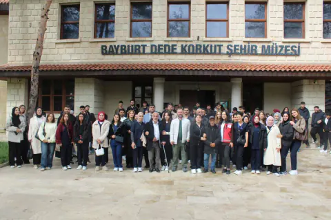 Bayburt'ta Dünya Yaşlılar Günü'nde 'Birlikte yaş alıyoruz' yürüyüşü: Nesiller el ele buluştu
