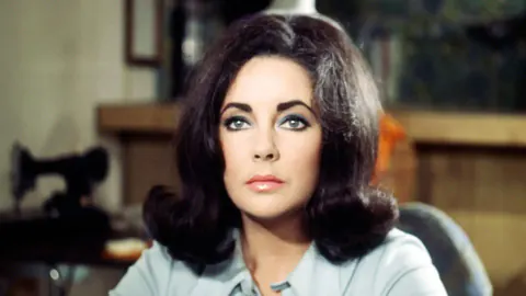 Ünlülerin en garip son dilekleri: Elizabeth Taylor'ın cenazesini ertelemesi, Tupac'ın küllerinin yakılması ve diğerleri