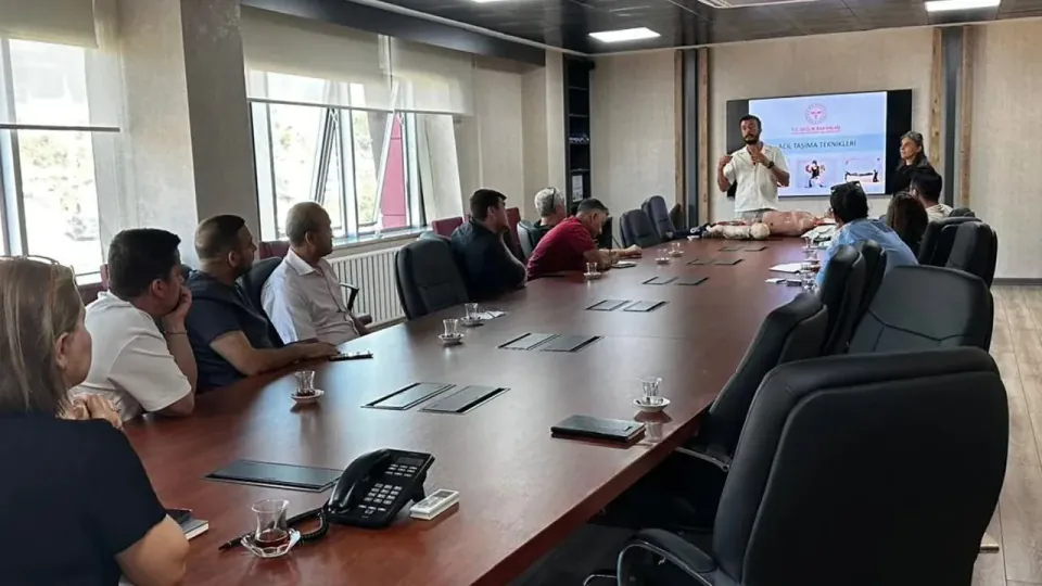 Karabük'te Çevre Müdürlüğü personeline ilk yardım eğitimi: "Hayat kurtarma becerisi kazandırıldı" görseli