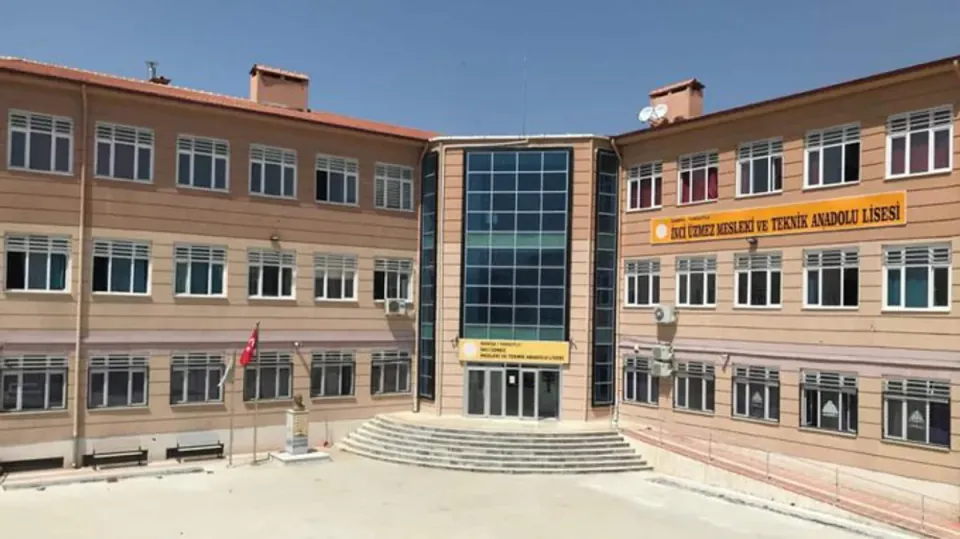 Manisa Turgutlu'nda okul önünde silahlı saldırı: 4 öğrenci yaralandı görseli