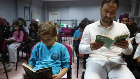 Kozan'da Örnek Etkinlik: Aileler Ekranları Kapatıp Çocuklarıyla Kitap Okudu