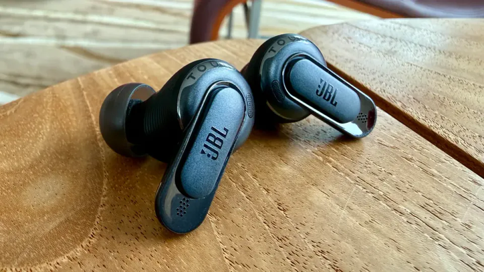 JBL Tour Pro 3 İncelemesi: Performans Artışı ve Yeni Fiyat Dengesi görseli