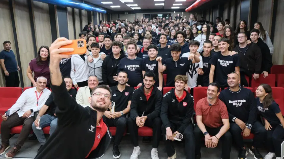 Alanya Belediyespor voleybolcuları Bahçeşehir Koleji'ni ziyaret etti: Gençlerle buluştu, soruları yanıtladı görseli