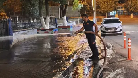 Kurtalan'da Gece Mesaisi: Yaya Yolları Köpüklü Suyla Hijyene Kavuşuyor